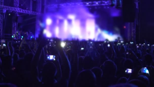 Возбужденные люди машут руками в воздухе, наслаждаются музыкой на концерте, замедленной съемкой — стоковое видео