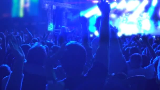 Gente feliz saltando en euforia, disfrutando de buena música en el show de rock — Vídeo de stock