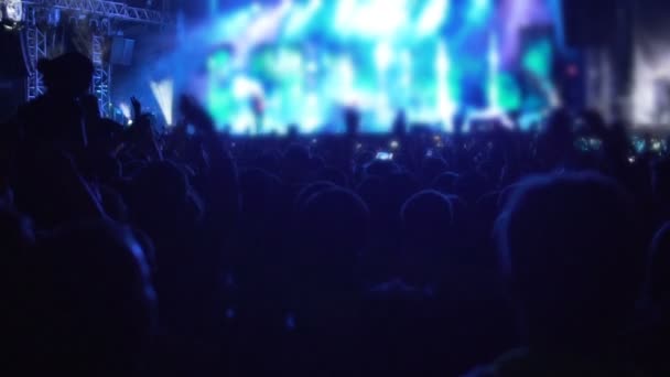 Skuggor av glada publiken dansar till musik på konsert, människor viftande händer, långsamma-mo — Stockvideo
