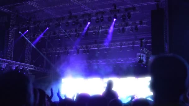 Multidão assistindo show fantástico no palco iluminado na sala de concertos, slow-mo — Vídeo de Stock