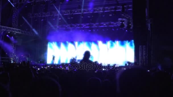 Beaucoup de gens aiment la musique au concert, silhouettes du public regarder le spectacle — Video