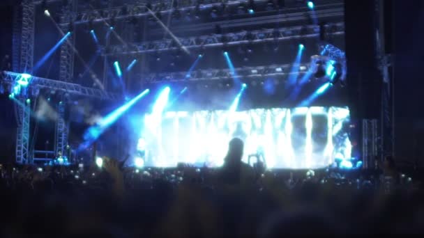 Az izgatott közönség a koncerten, mindenki élvezi a zenét show integetett kezek — Stock videók