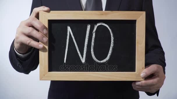 Hayır soru işareti ile yazılmış yazı tahtası, işadamı holding işareti, kavram — Stok video