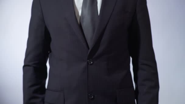 黒板に書かれている記号、ビジネス概念を保持している黒いスーツを着た男のアクション — ストック動画