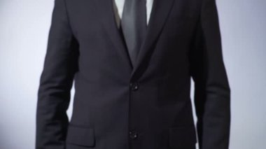 Yazı tahtası, işadamı holding işareti, iş kavramı üzerinde yazılı kovuldun.