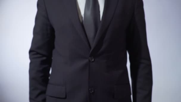黒板に書かれている記号、ビジネス概念を保持しているクラシックなスーツを着た男の目標 — ストック動画