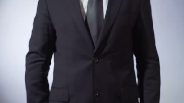 Birlikte yazılmış yazı tahtası üzerinde işaret, iş kavramı holding siyah elbiseli adam — Stok video