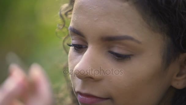 Візажистка готує красиву молоду жінку для стрілянини, покращуючи брови — стокове відео