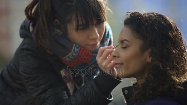 Criativa maquiadora refrescante multirracial modelos beleza, aumentando sobrancelhas — Vídeo de Stock