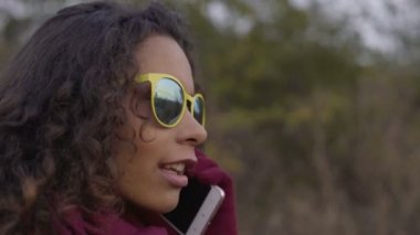 Güzel bayan arkadaş arama, telefon sohbet, gülen güneş gözlüğü