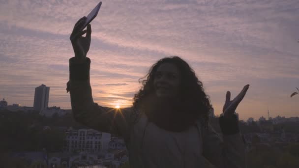 Привлекательная многонациональная женщина позирует для селфи, удивительный большой город фоне — стоковое видео