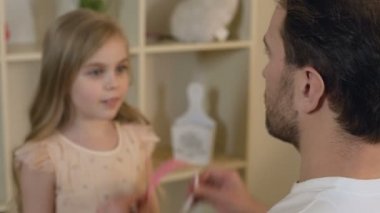 Mutlu baba Prenses tacı güzel küçük kızımız, ebeveyn sevgi koyarak