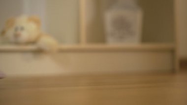 Kız gizlice yürüyüş sessizce, çocuk oyun saklambaç, mutlu çocukluk