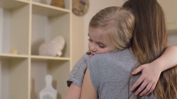 Мать обнимает маленькую дочь с любовью, нежными семейными отношениями, поддержкой — стоковое видео
