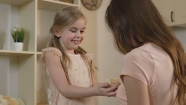 Kochająca córka prezentacji prezent urodzinowy dla matki, przetargu niespodzianka od dziecka — Wideo stockowe