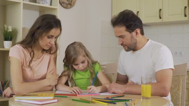 Chica haciendo dibujos, mirando a los padres con amor, disfrutando del ocio juntos — Vídeo de stock
