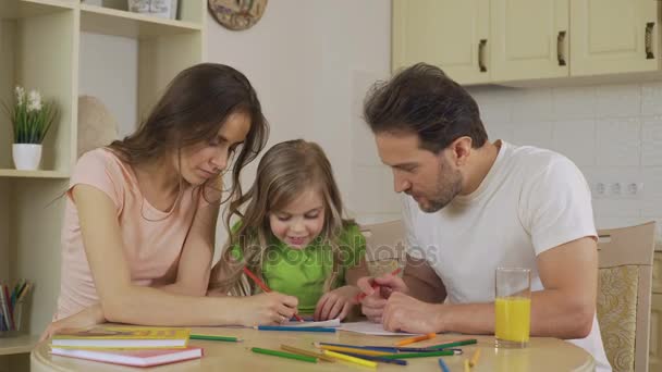幸福的家庭，画在一起，慈爱的父母享受休闲与女儿 — 图库视频影像