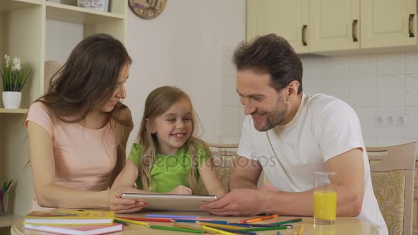 Gelukkige familie foto's weergeven op Tablet PC, meisje foto's glijden op touchscreen — Stockvideo