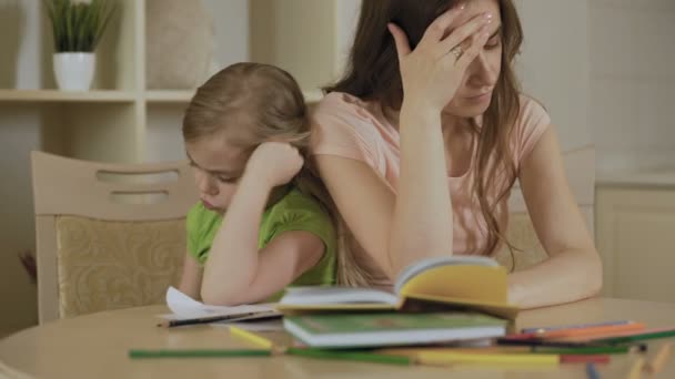 Грустные мать и дочь конфликтуют, скучающая девушка отказывается делать домашнее задание — стоковое видео