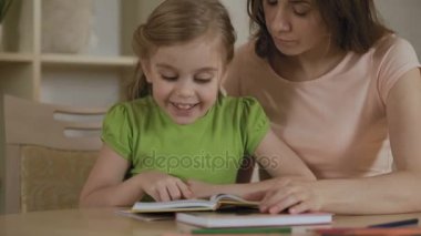 Kız anne, kadın akıllı kızı gurur için ilginç hikaye kitabı okuma