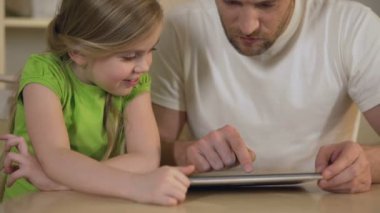 Babası gösteren kızı komik oyun uygulama tablet, birlikte oynama
