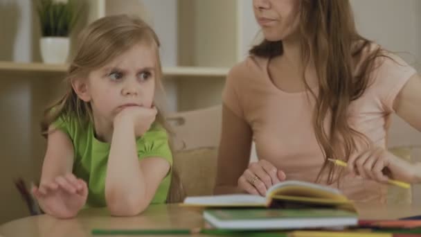 Molesto madre impaciente haciendo hija aburrida para hacer la tarea, la educación en casa — Vídeos de Stock