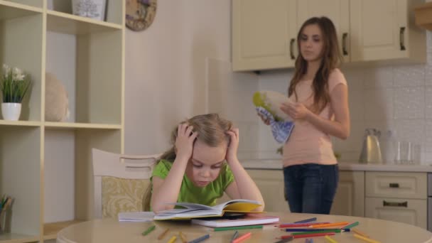Liefdevolle moeder talking to overstuur dochter geduldig, vertrouwensrelatie met het gezin — Stockvideo