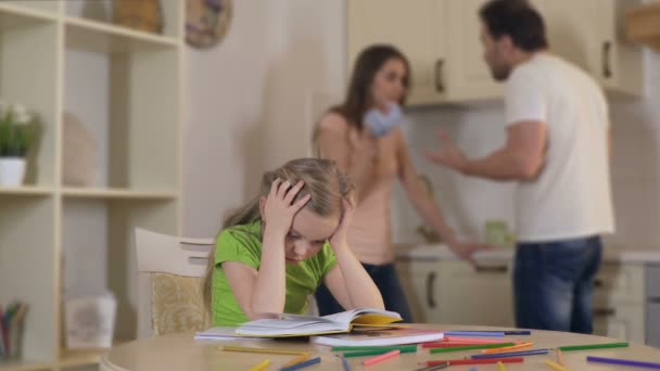 Molesto niño escuchando padres divorciados pelean, sufriendo de conflicto en la familia — Vídeos de Stock