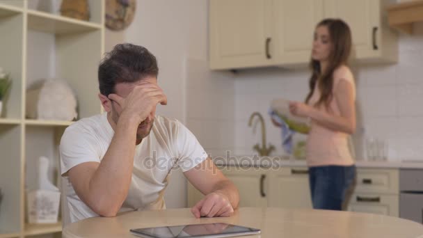 Jeune femme nerveuse querelle avec l'homme, mari agacé ignorant la femme, rupture — Video