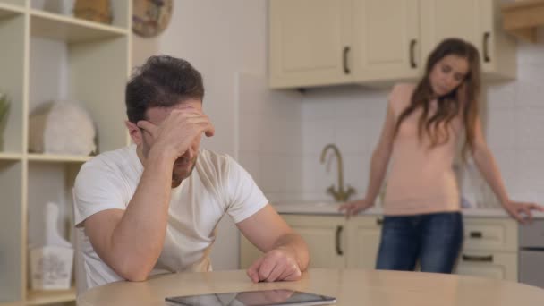 Beledigd man en vrouw stil na conflicten, problemen in huwelijk, echtscheiding — Stockvideo