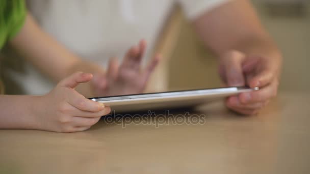 打字的平板电脑触摸屏，父亲和女儿使用应用程序的小女孩的手 — 图库视频影像