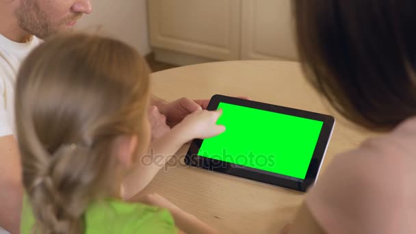Ευτυχισμένη οικογένεια χρησιμοποιώντας την εφαρμογή στο tablet pc με προ-πληκτρολογηθεί πράσινη οθόνη αφής — Αρχείο Βίντεο