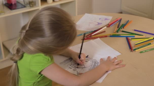 Девушка рисует монстра черным карандашом, детские страхи, психологические проблемы — стоковое видео
