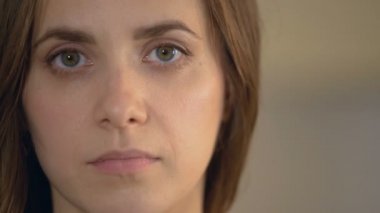 Ciddi genç kadın kamera, Aile içi şiddet kurbanı, yüz closeup arıyor