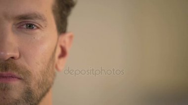 Genç erkek yarım yüz seyir içine kamera, ortalama adam kamuoyu araştırması, istatistik