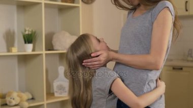 Sarılma, atlama ve onun annesi ya da abla ile oynarken mutlu gülümseyen kız