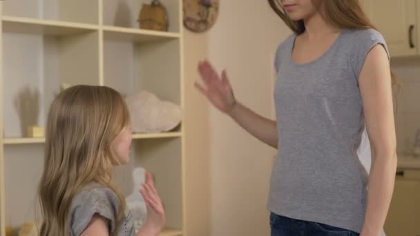 Девочка дает пять старшей сестре или матери, дружба и поддержка в семье — стоковое видео