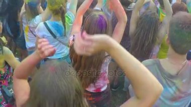Gençlerin müzik keyfi ve having fun festival Holi renklerde kaplı