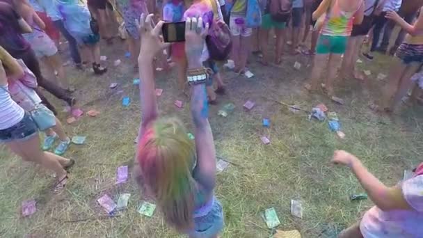 Allegro giovane donna riprese atmosfera festival di colore su gadget, vista dall'alto — Video Stock