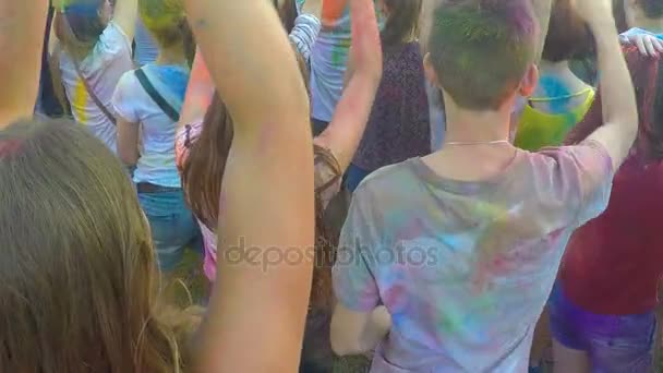 Multitud enérgica de jóvenes bailando música en el concierto al aire libre en verano — Vídeo de stock