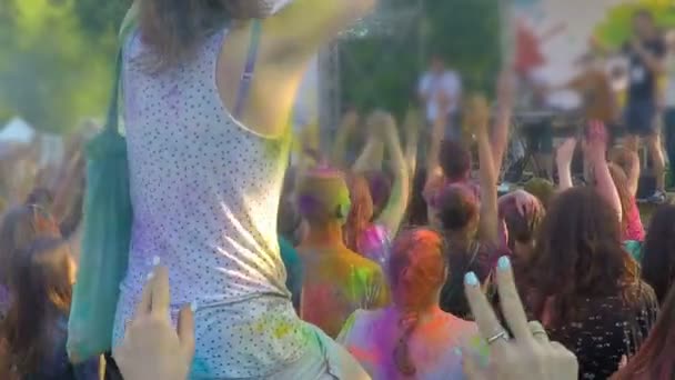 Mutlu insanlar sahnede, müzik grubu performans izlerken birlikte el sallayarak — Stok video