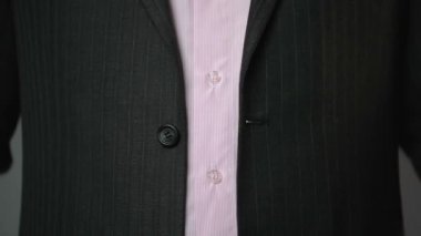İşadamı siyah elbiseli üst düğmeyi Tespitleme ceket, Stil, yakın çekim