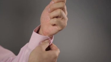 Düğme gömlek cebinde Tespitleme ve gösterilen işadamı Yaşasın