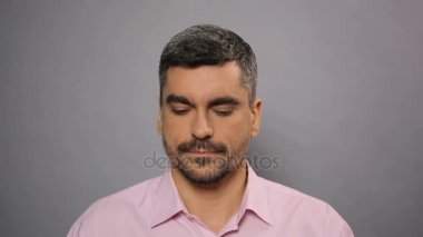 Konferansı'nda kendine güvenen erkek oturma ve maden suyu bardaktan içiyor