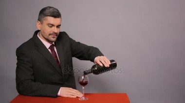 Erkek winemaker kırmızı şarap, Aile şirketi, sommelier mükemmel tat zevk