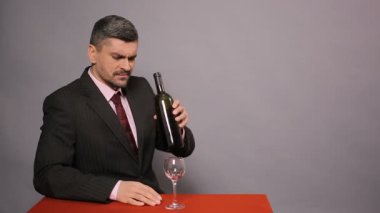 Siyah takım elbise tatma ucuz kırmızı şarap, hayal kırıklığına adam winemaker sıktı
