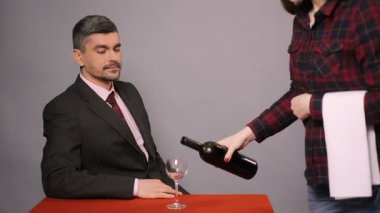 Profesyonel sommelier restoranda, hayal kırıklığına konuk kırmızı şarap tadımı