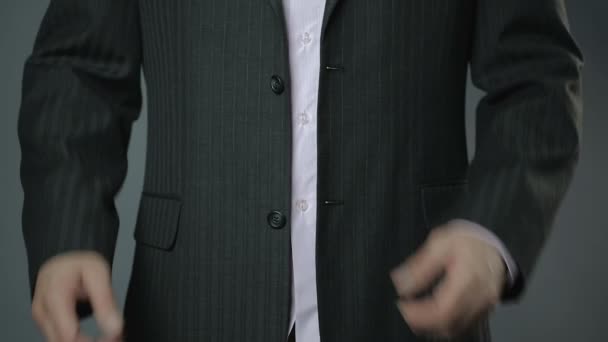 Kendine güvenen işadamı kadar düğmelerini onun takım elbise ceket, yakın çekim, formal giyim — Stok video