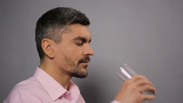 맛 있는 생 수를 마시는 및 카메라 엄지손가락을 보여주는 행복 한 사람 — 비디오