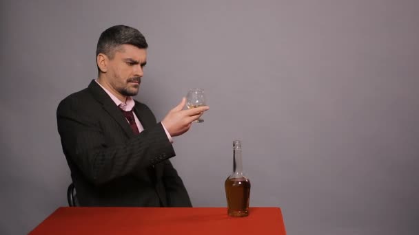 Unzufriedener Mann riecht, schmeckt billigen Scotch, unzufriedener Gast im Restaurant — Stockvideo